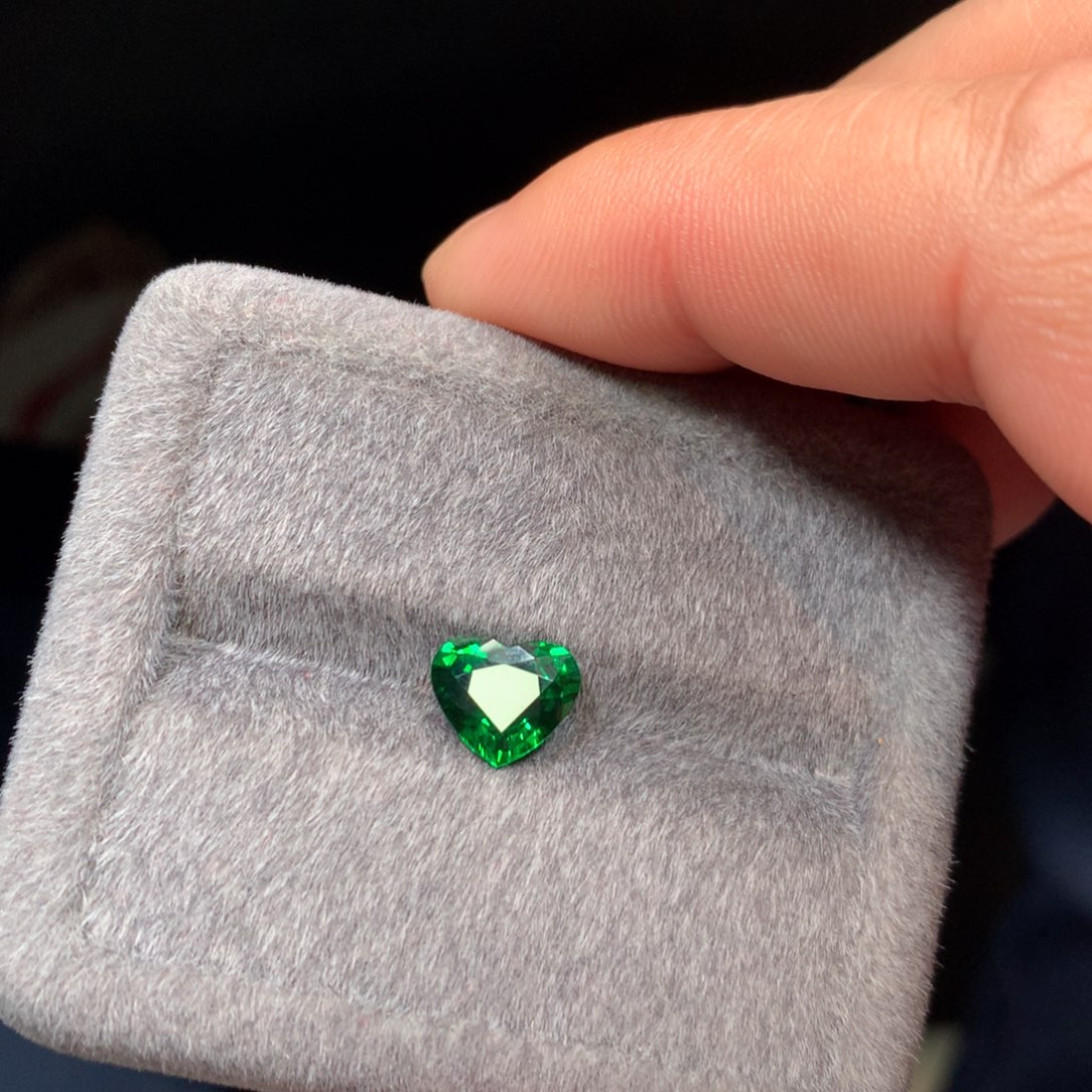 石榴石（沙弗莱）裸石未镶嵌2.56克拉卡扎尼吉尔德vb