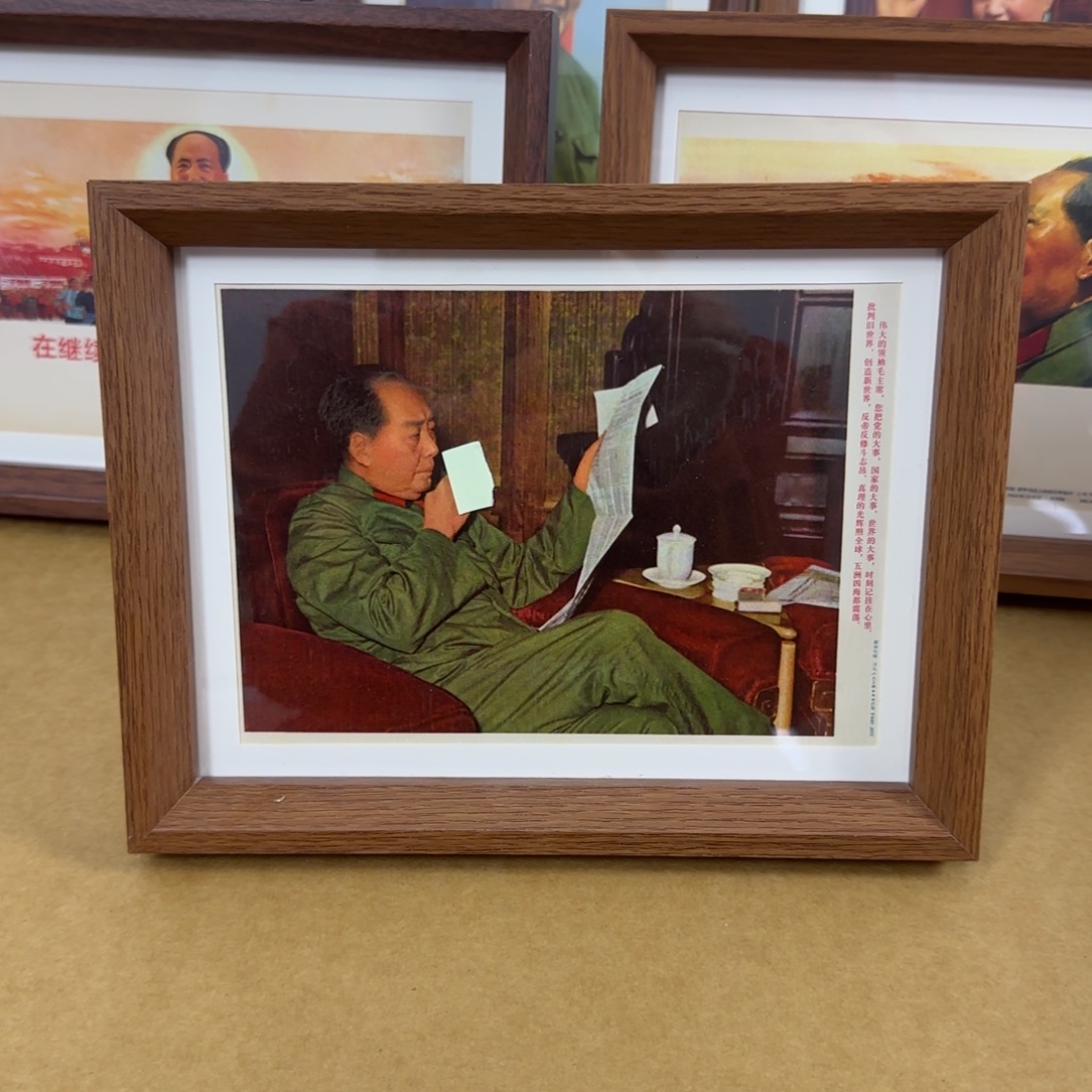 32开桌面摆台 毛爷爷看报纸