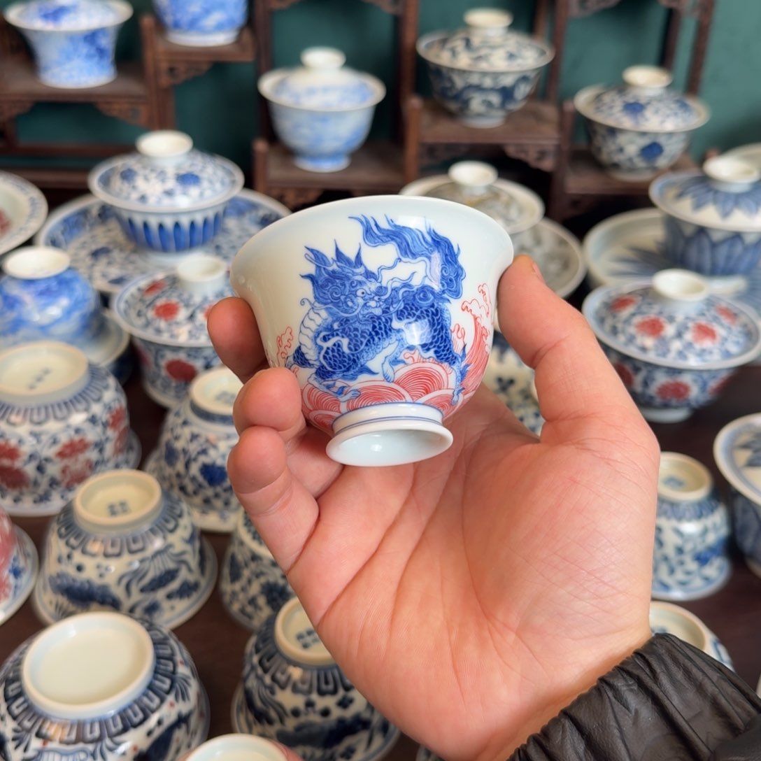 青花釉下红麒麟小高足杯