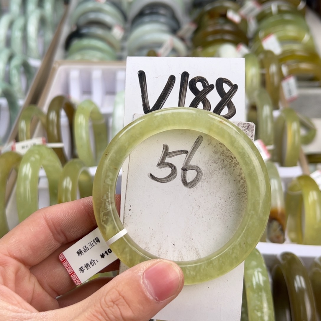 岫玉手镯未镶嵌天然岫玉微瑕，可以正常佩戴