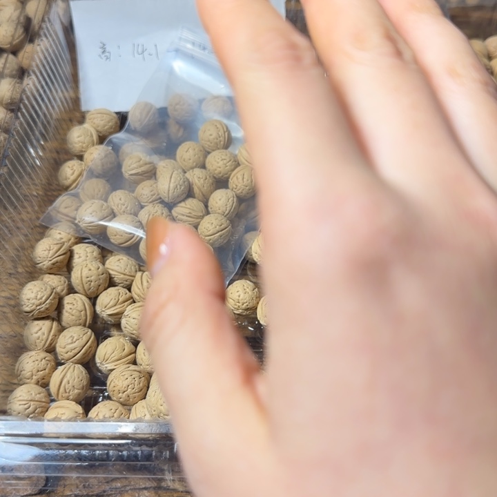 坤***德吊坠桃核盘锦野生