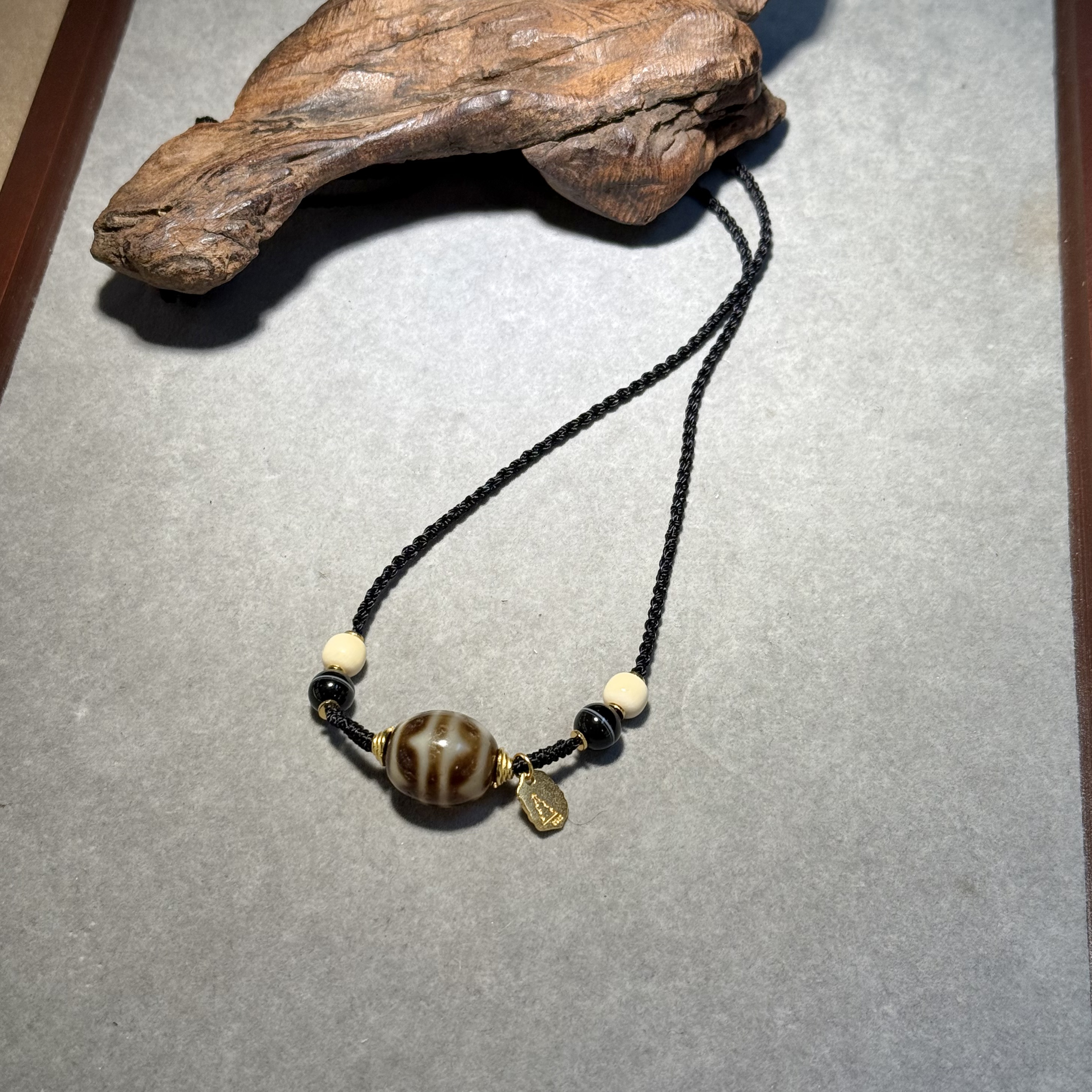 喜示/双水纹虎牙玛瑙锁骨链多形性发其一（TZXL-24）