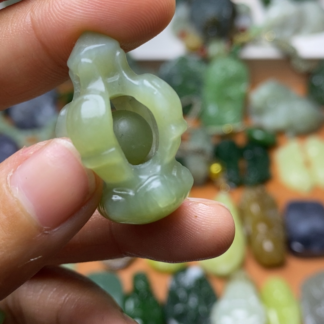 和田玉未镶嵌颈饰微瑕