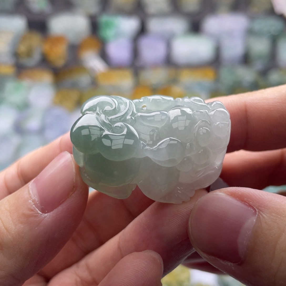 翡翠未镶嵌颈饰吴*貔貅