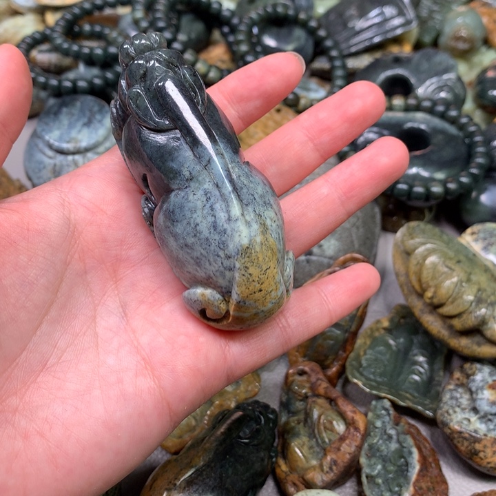 岫岩河磨玉（透闪石质玉）挂件未镶嵌一****年