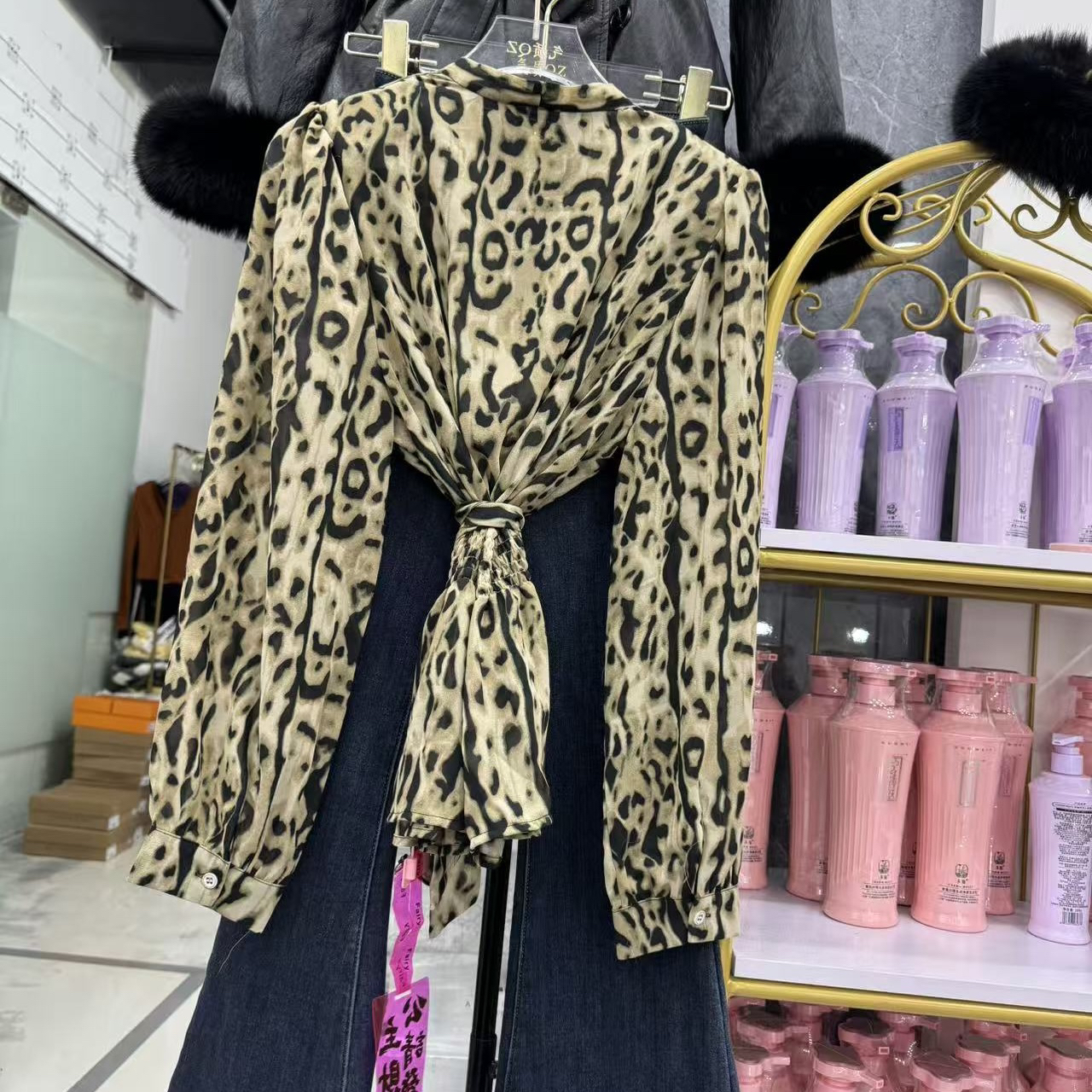 【相老板】精选新品-25696-春款绑带V领豹纹衬衫