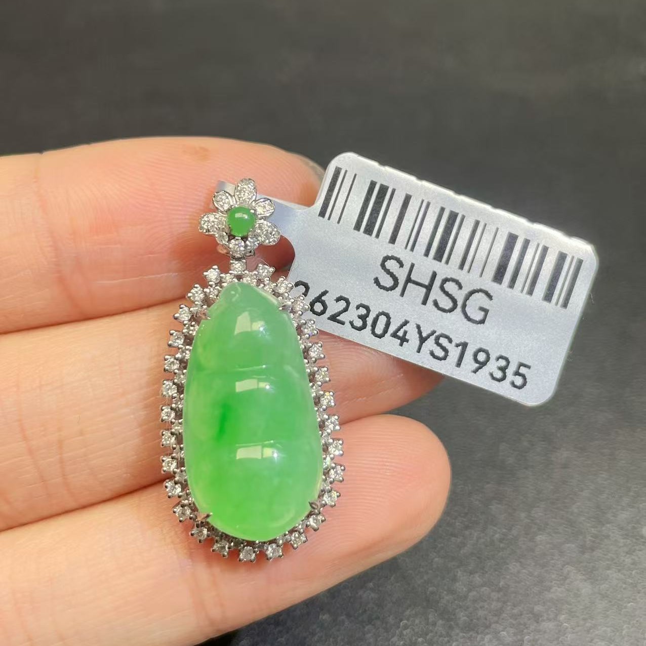 18k金镶嵌缅甸A货翡翠(不含链)