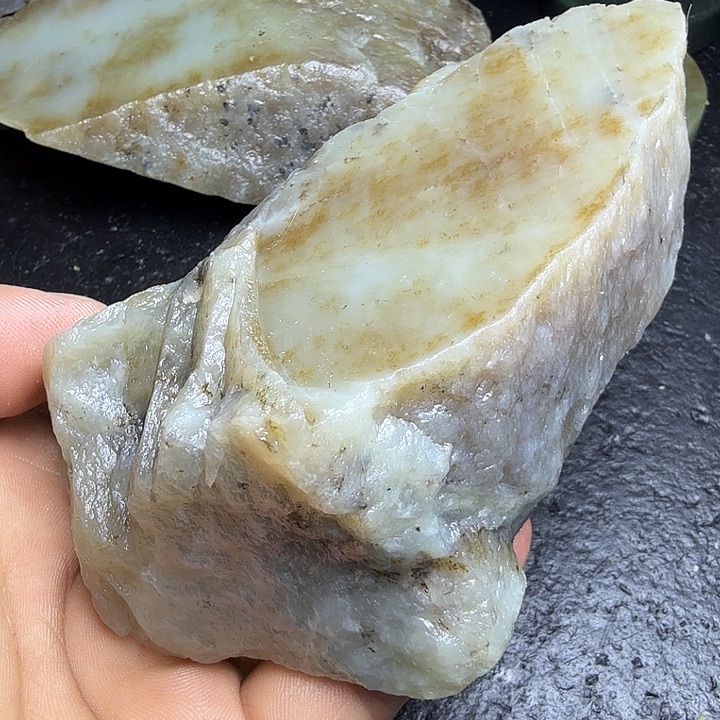 和田玉（糖玉）未镶嵌珠宝奇石