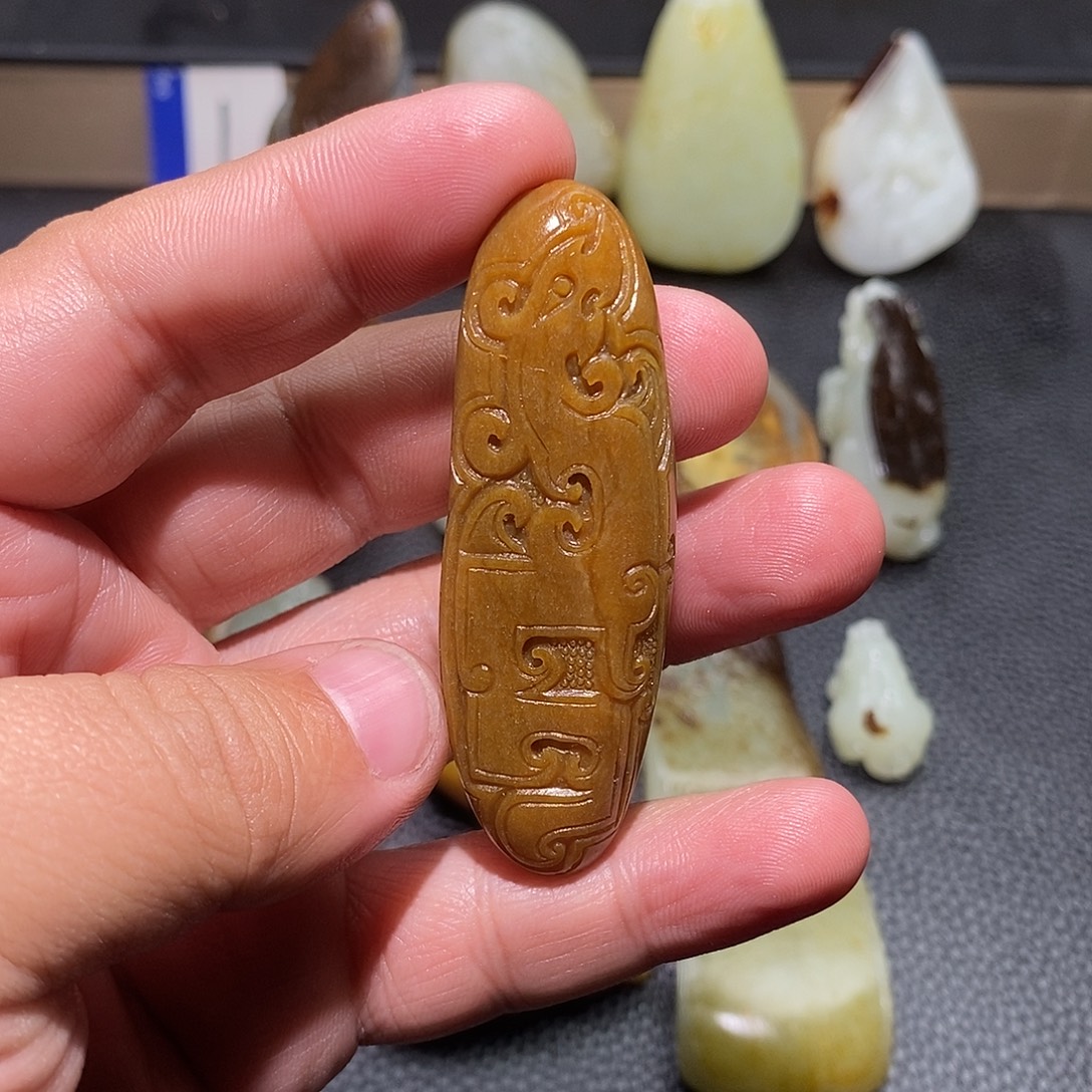 小****和田玉未镶嵌颈饰