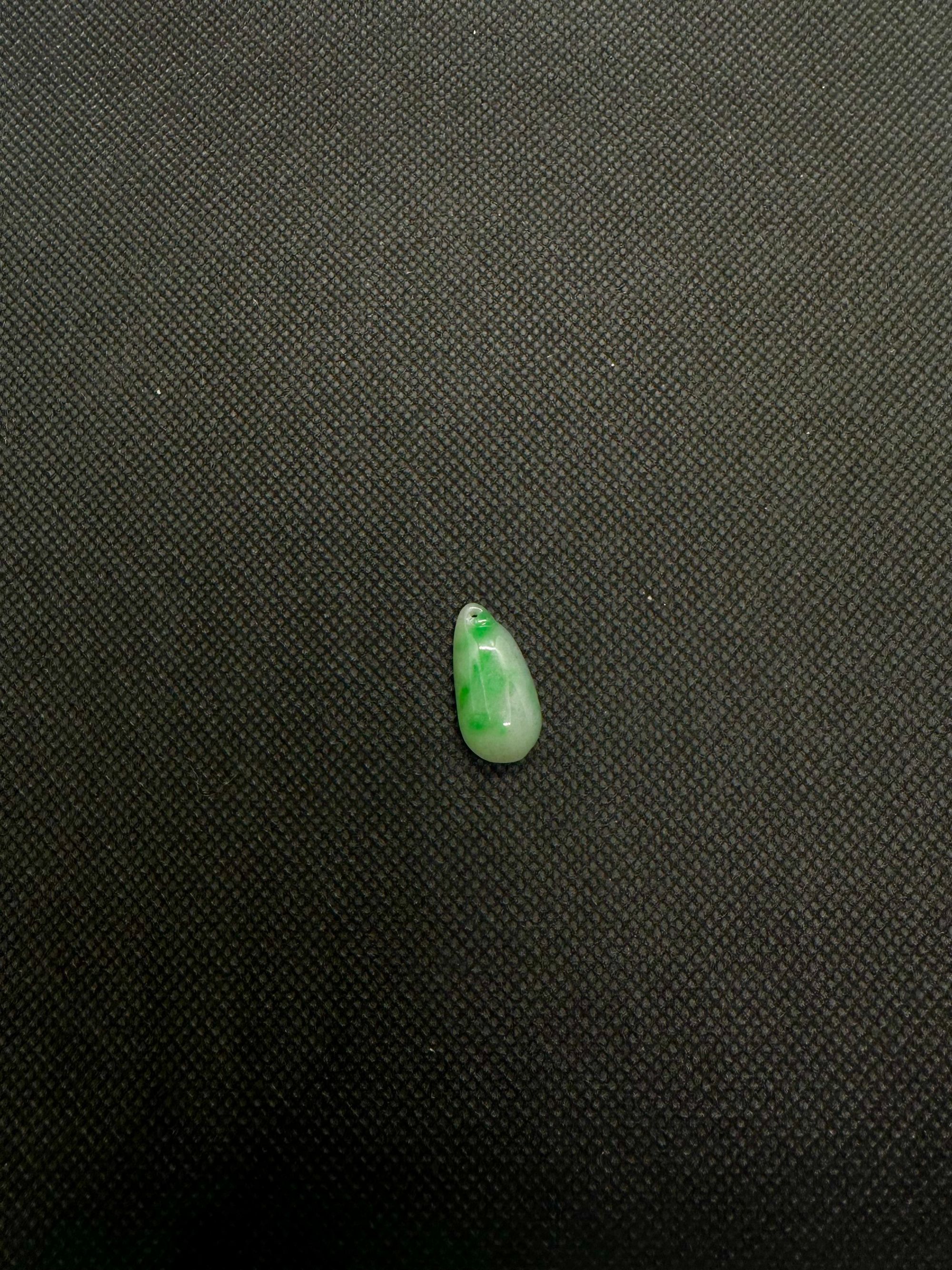 缅甸A货翡翠花雕吊坠