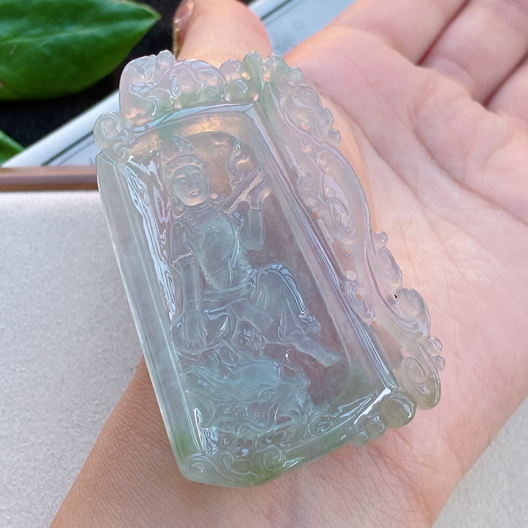 天然翡翠A货冰种精雕冰透清爽御龙观音