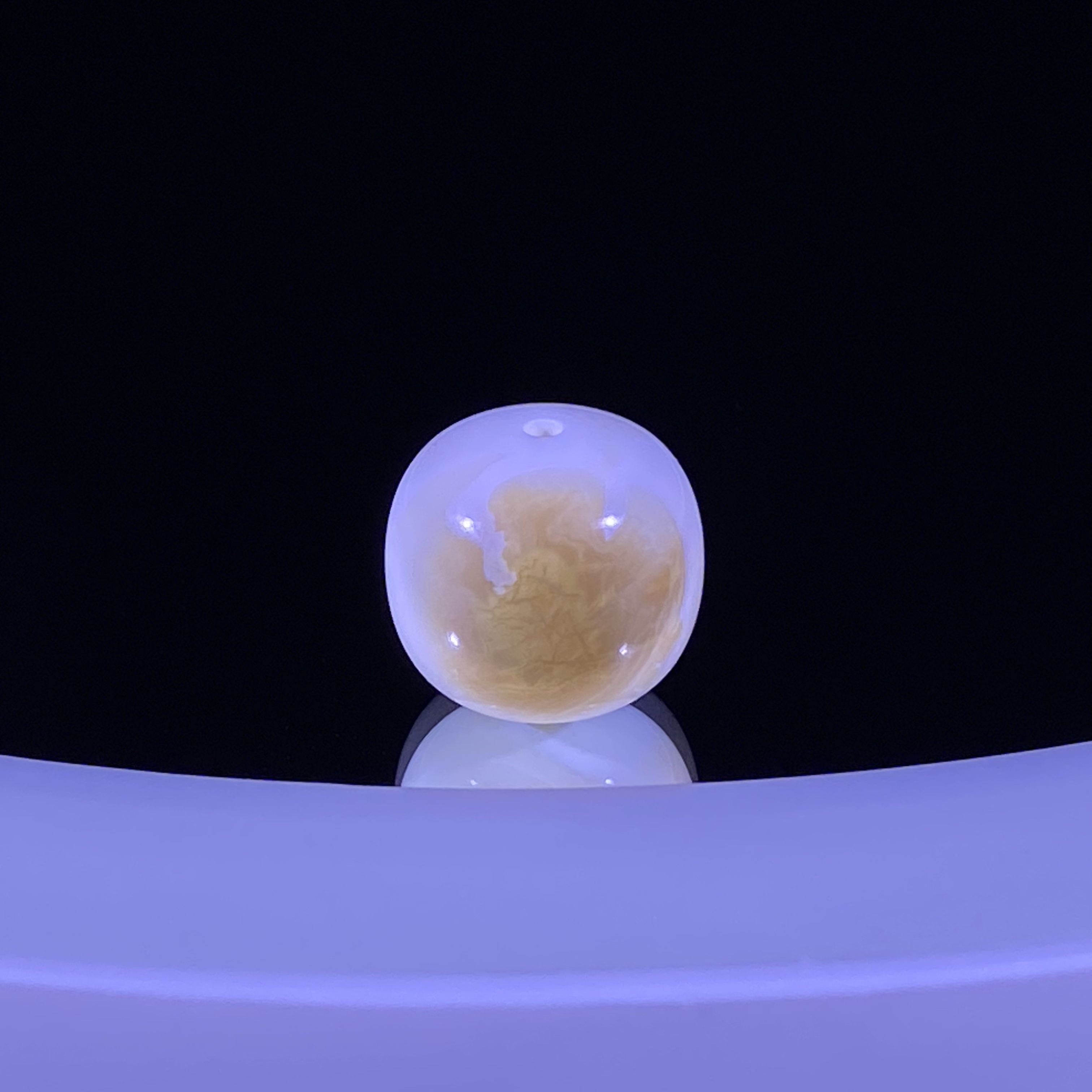 12.1mm漆白沁妖蜜蜡老型 沁妖特色