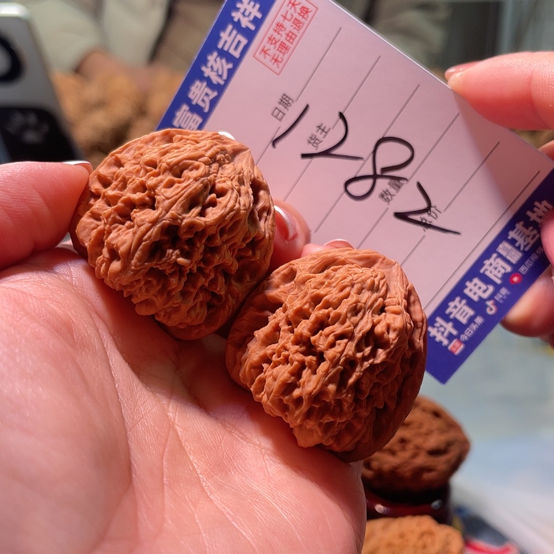 叫***啥把件核桃36左右涿鹿脸谱红皮南将石