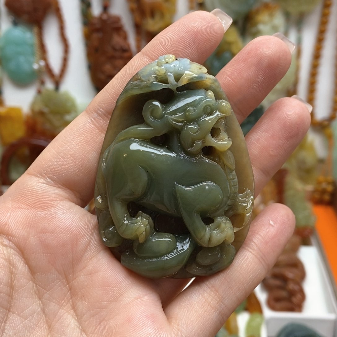 蛇纹石玉颈饰未镶嵌