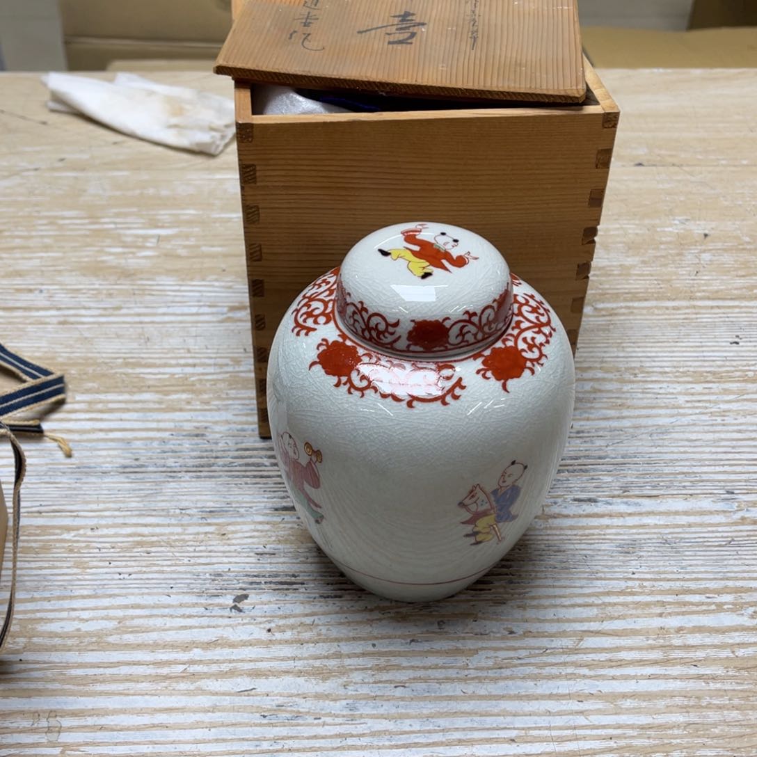 瓷片密密麻麻地排列着