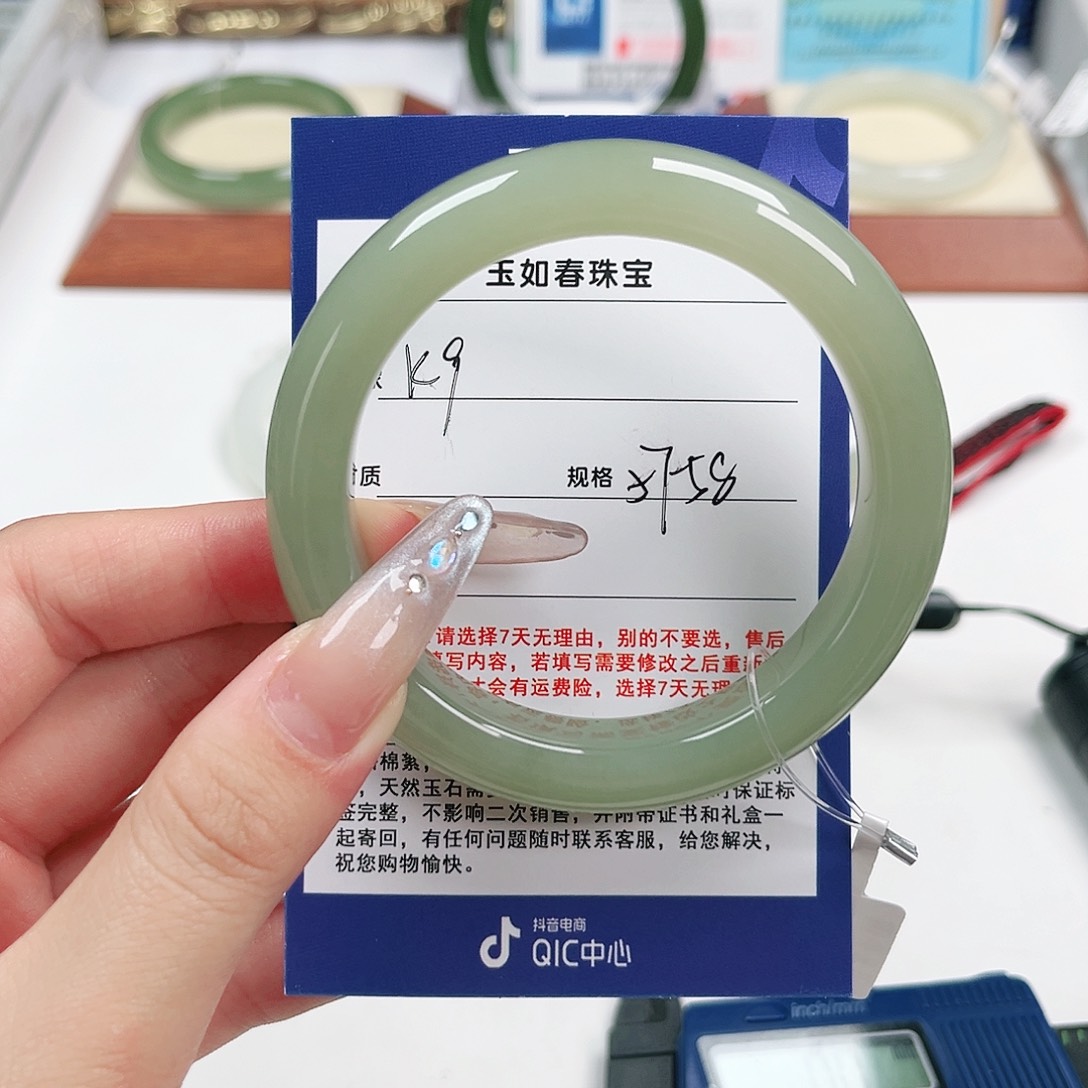 简****和田玉手镯未镶嵌