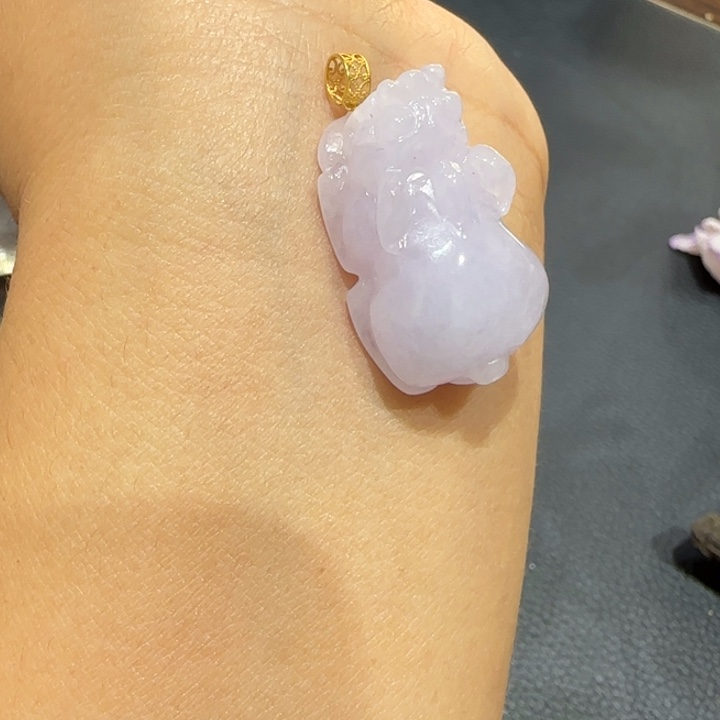 颈饰18K金镶嵌翡翠L貔貅