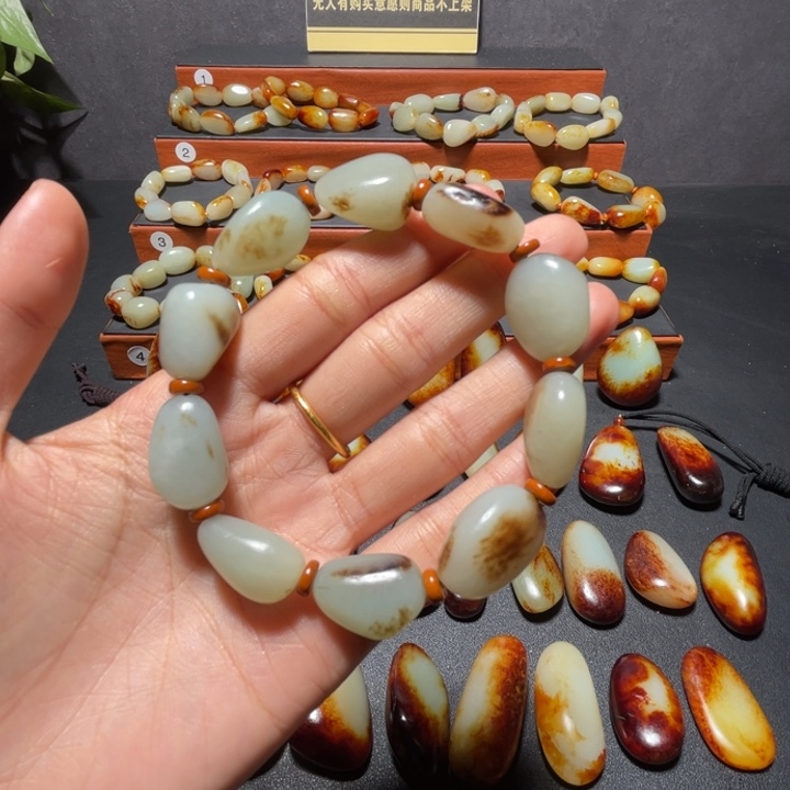 我****和田玉未镶嵌颈饰