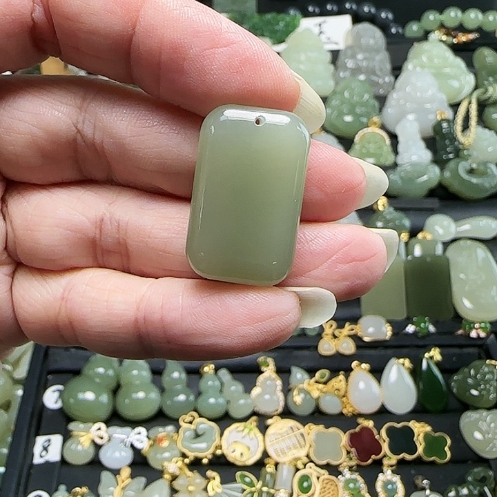 颈饰未镶嵌和田玉大**布