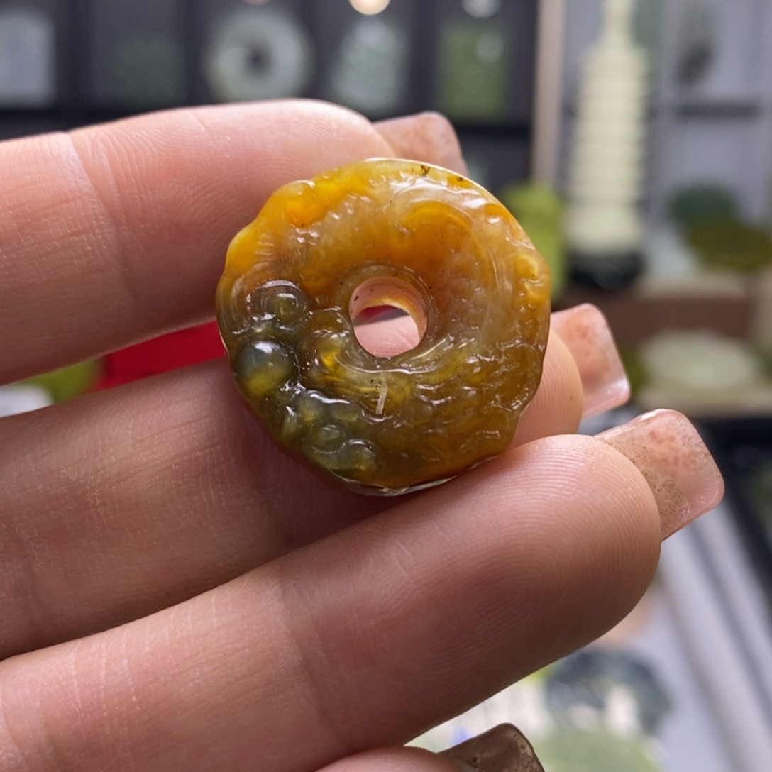 蛇纹石玉颈饰未镶嵌龙扣