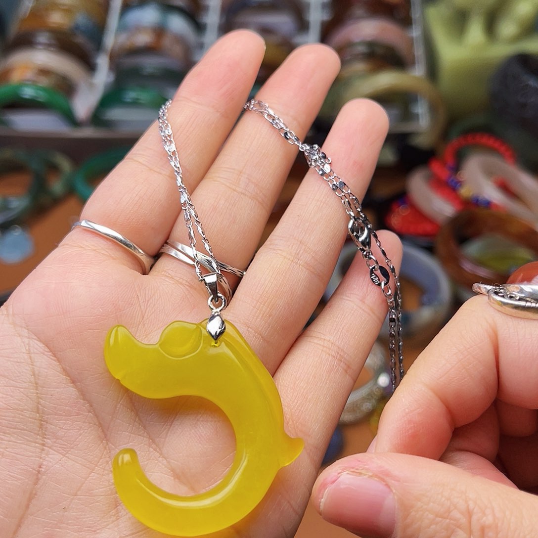 蛇纹石玉颈饰未镶嵌