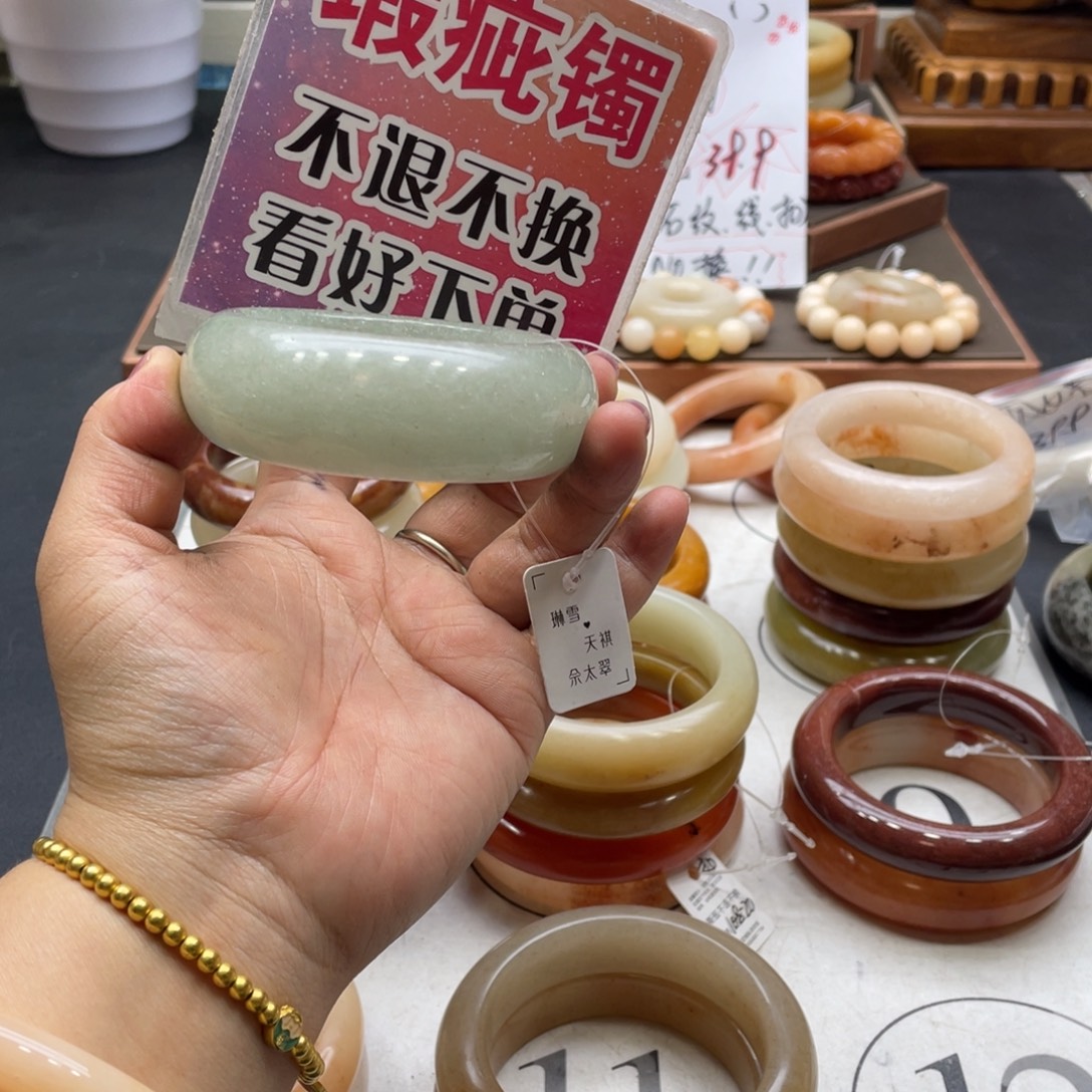 董****石英岩玉未镶嵌手镯