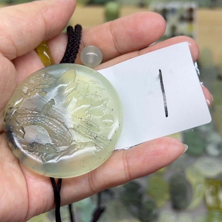 岫玉吊坠(赠链)未镶嵌微*。