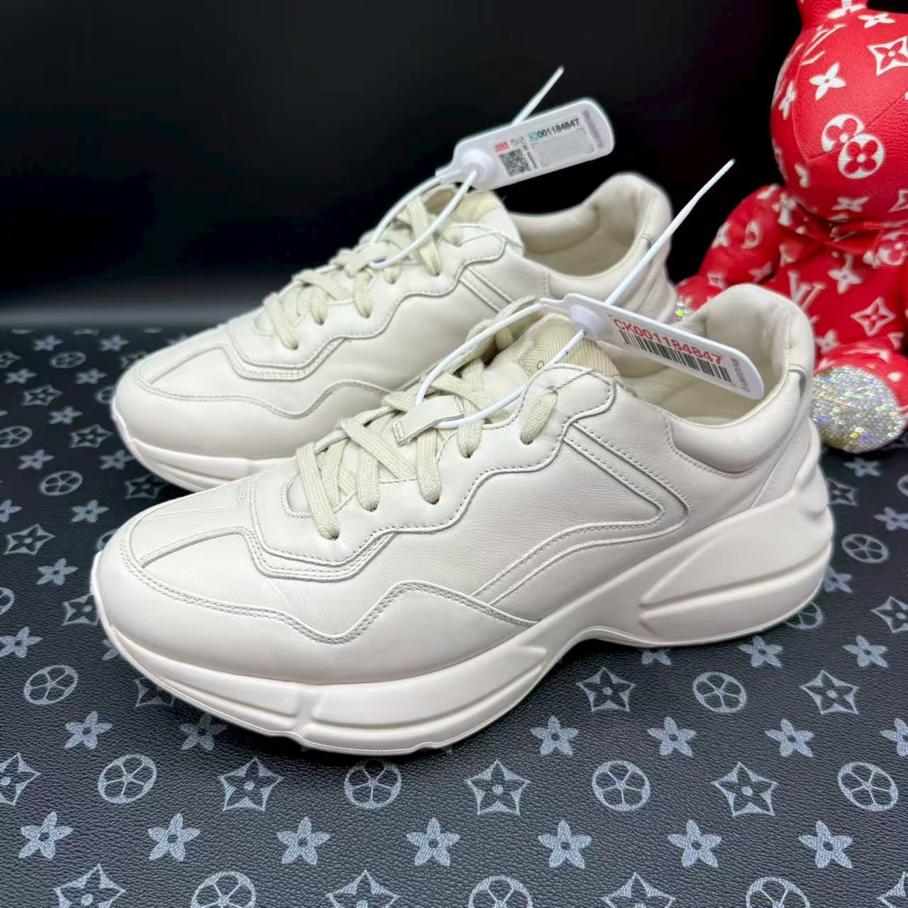 95新 GUCCI/古驰 男士时尚象牙白纯色老爹鞋40欧码 ddm2712
