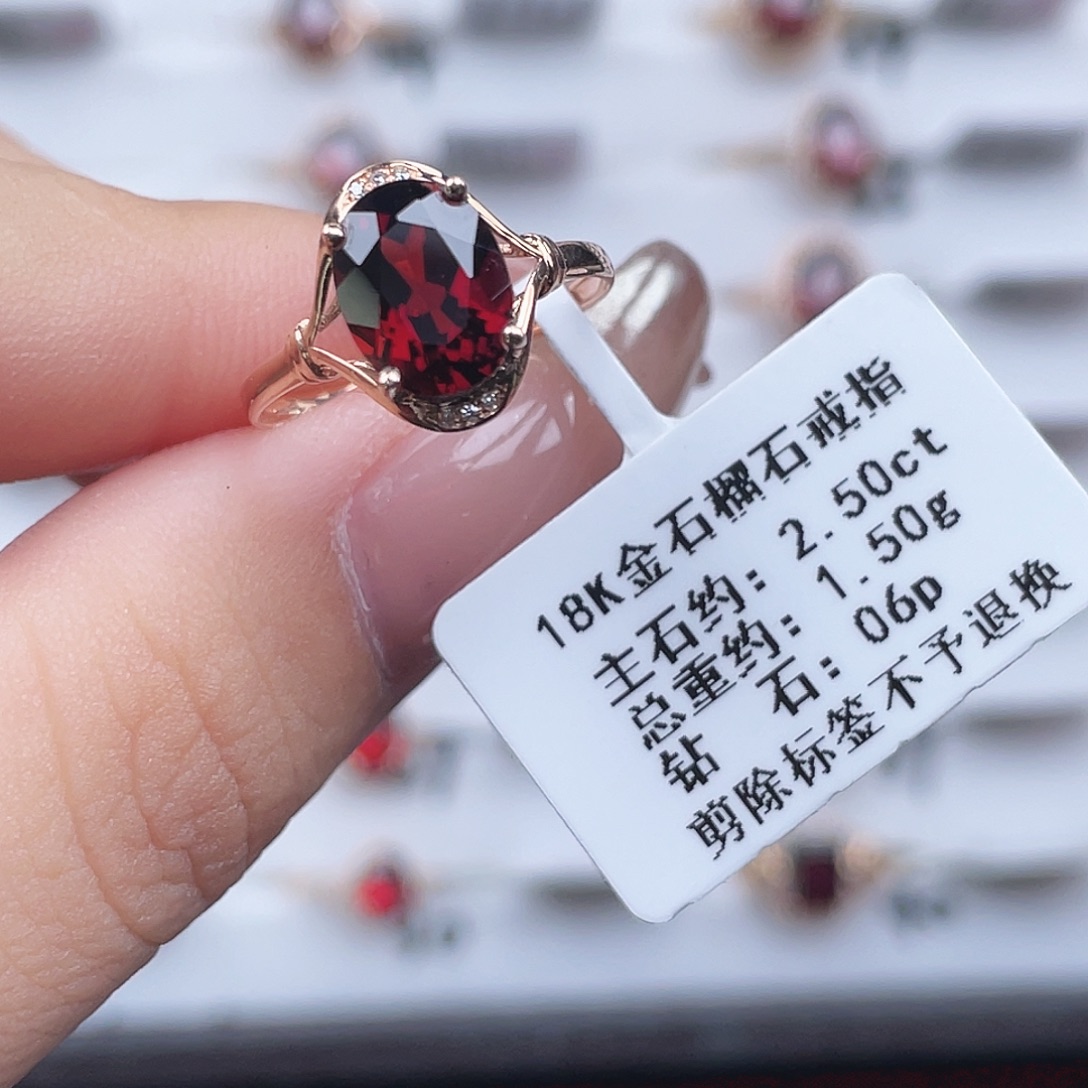18K金镶嵌戒指石榴石