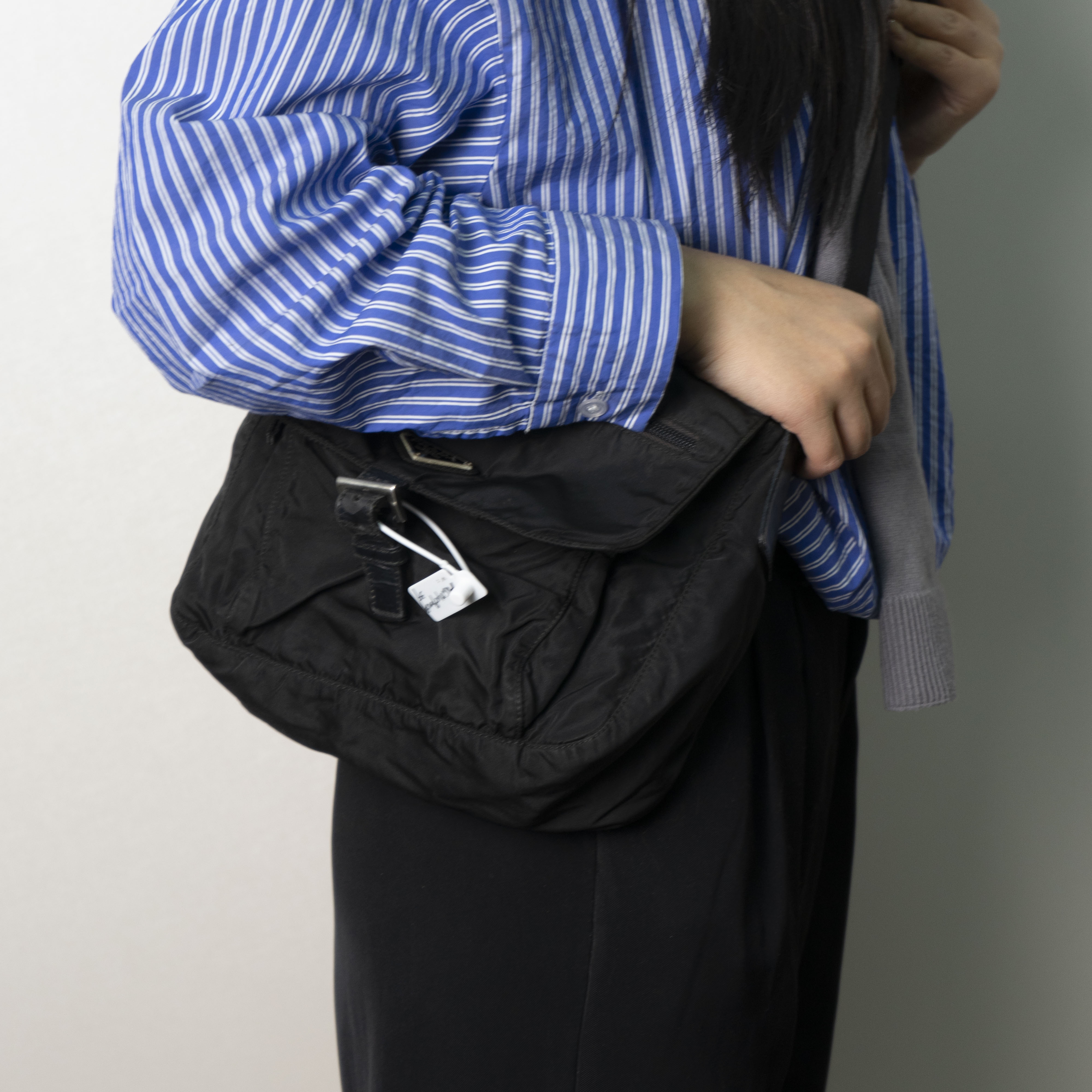 95新 Prada/普拉达 黑银单插口邮差包/25/AG04090029