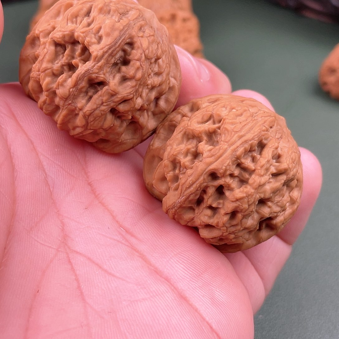 38精品红皮小粗筋文玩核桃