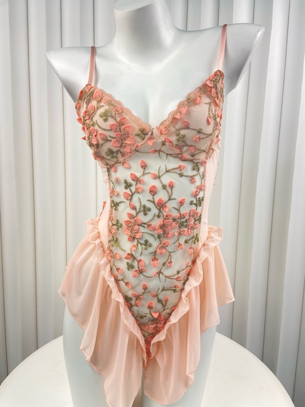 新款刺绣吊带连体显瘦三个码粉嫩可爱法式性感露背