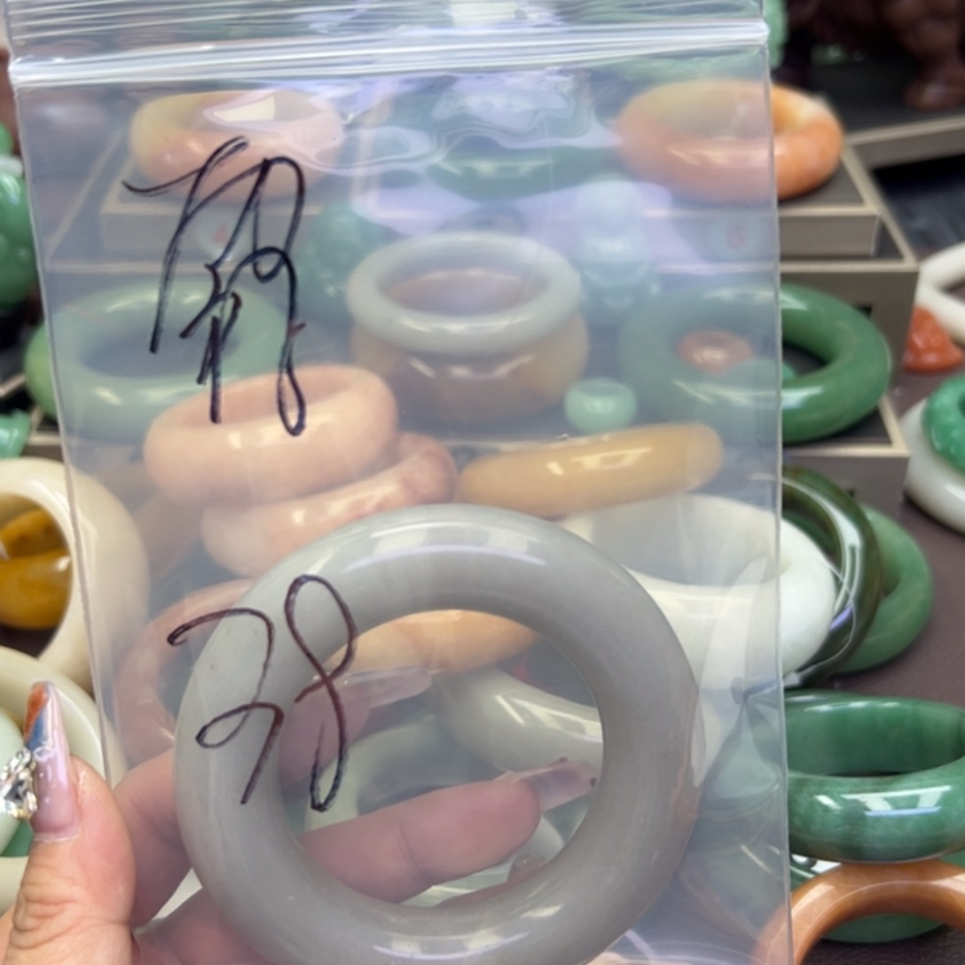 未镶嵌手镯石英岩玉霞