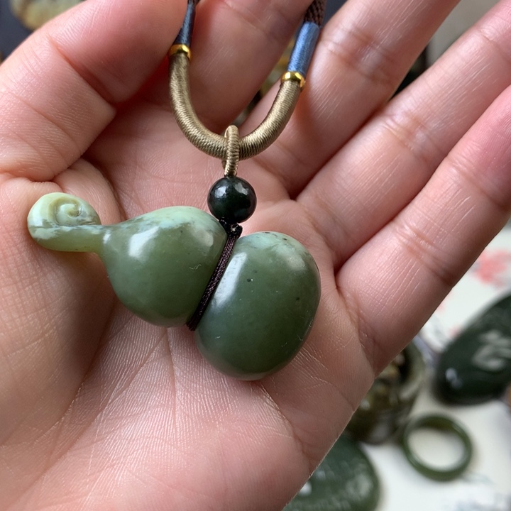 透闪石质玉挂件未镶嵌