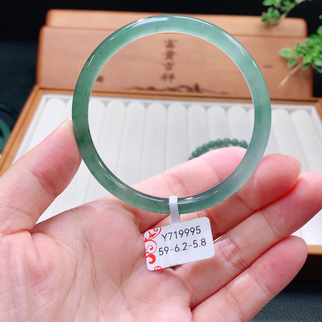 翡翠手镯（圆镯）未镶嵌
