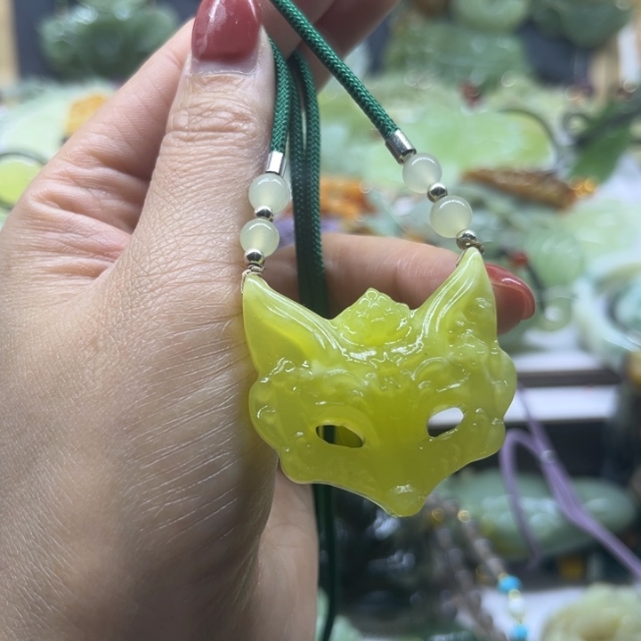 蛇纹石玉未镶嵌颈饰