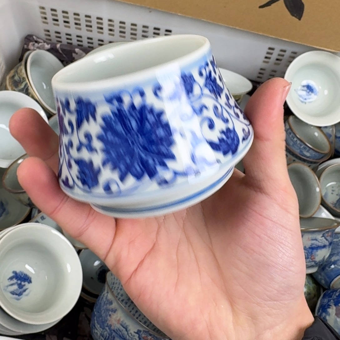 缠枝莲收口杯的的微瑕