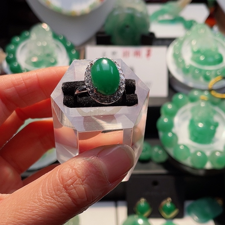 石英质玉戒指未镶嵌奶****忌