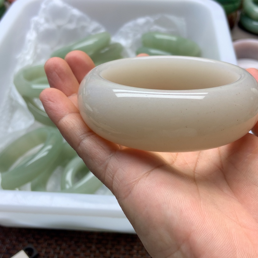 【闪购商品】石英质玉手镯未镶嵌阔*姥