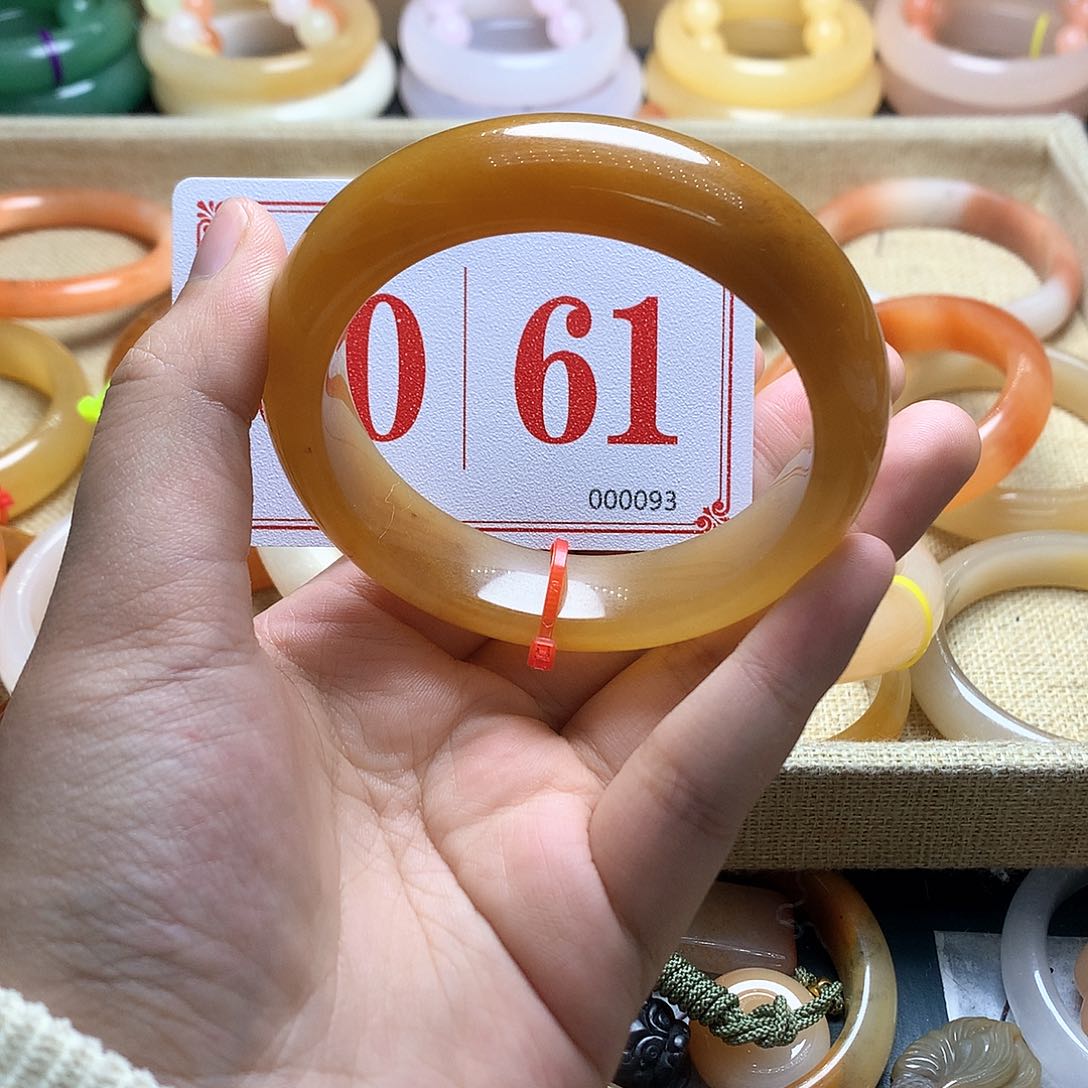 未镶嵌石英质玉（黄龙玉）手镯