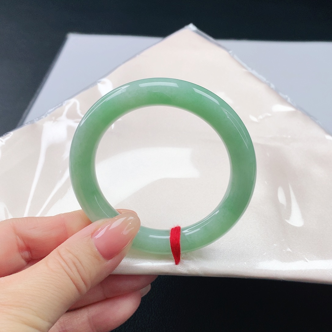 翡翠手镯未镶嵌翡翠135