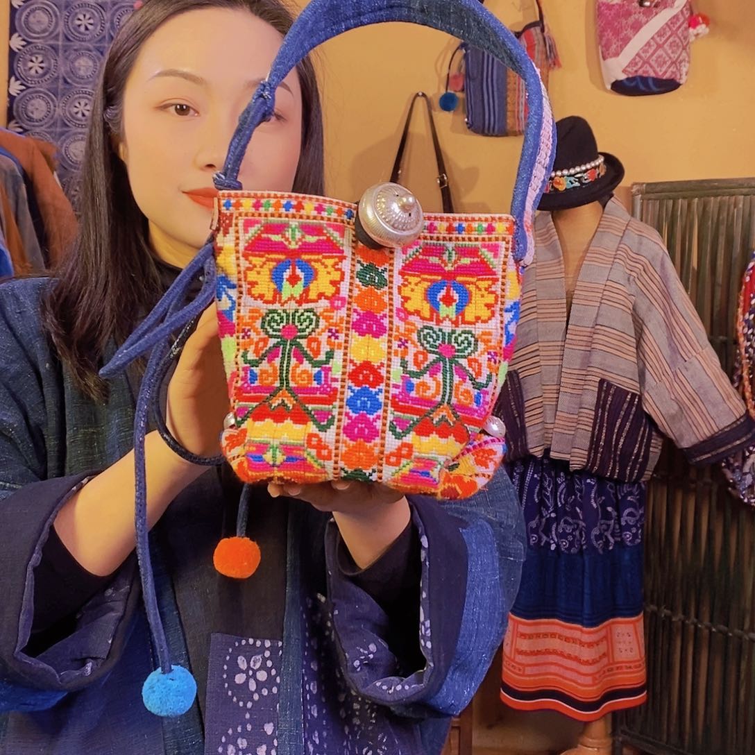 织绣手工制作老绣包包