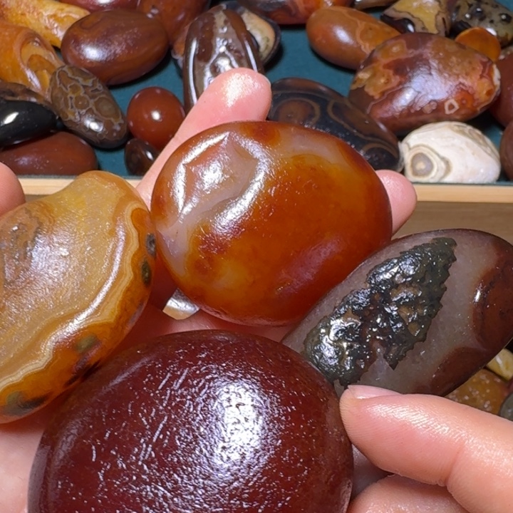 北***城瓷片马达加斯加奇石手把件浮雕