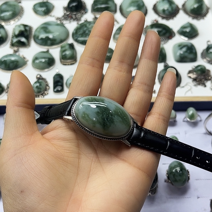 美***哒蛇纹石玉未镶嵌颈饰