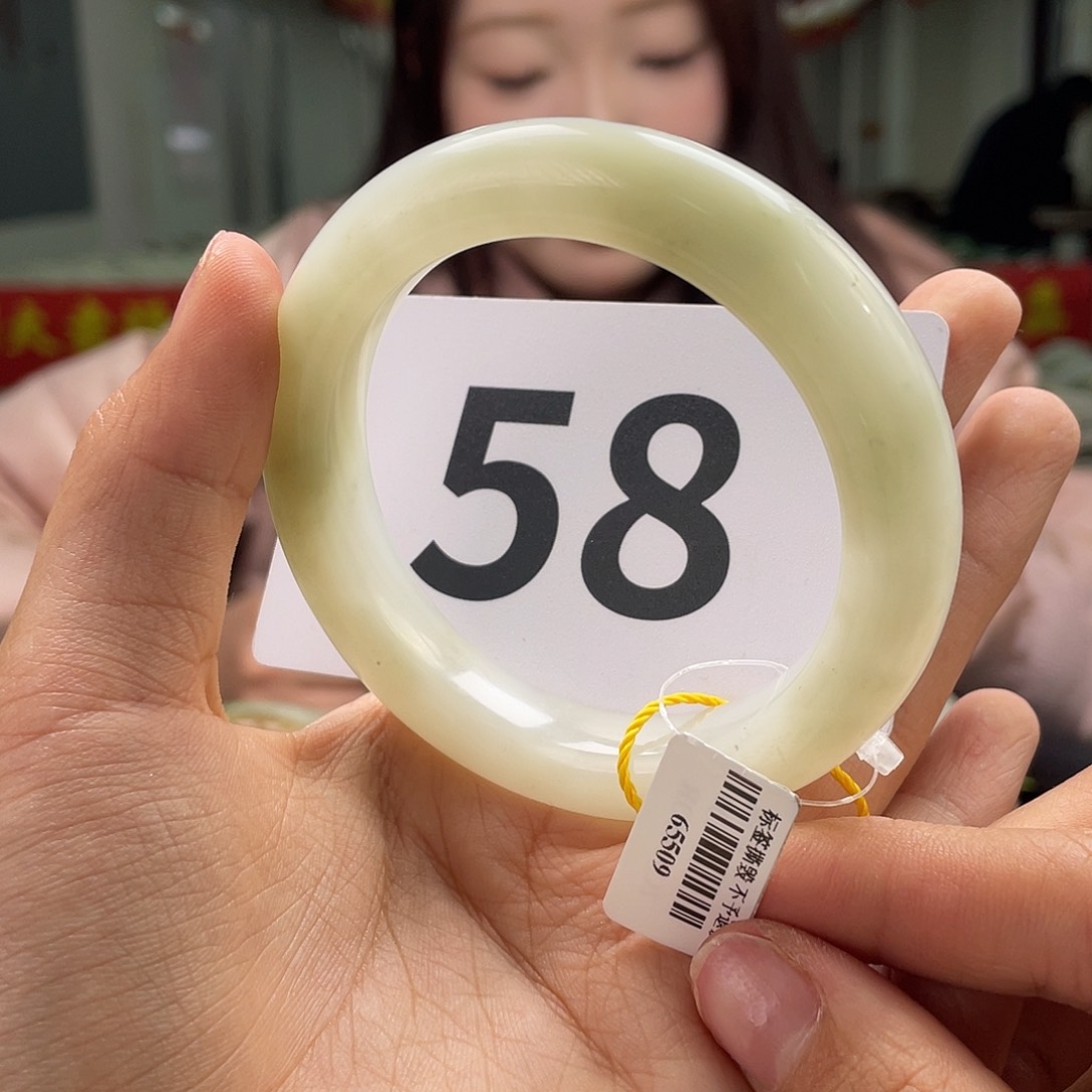 和田玉手镯未镶嵌纹