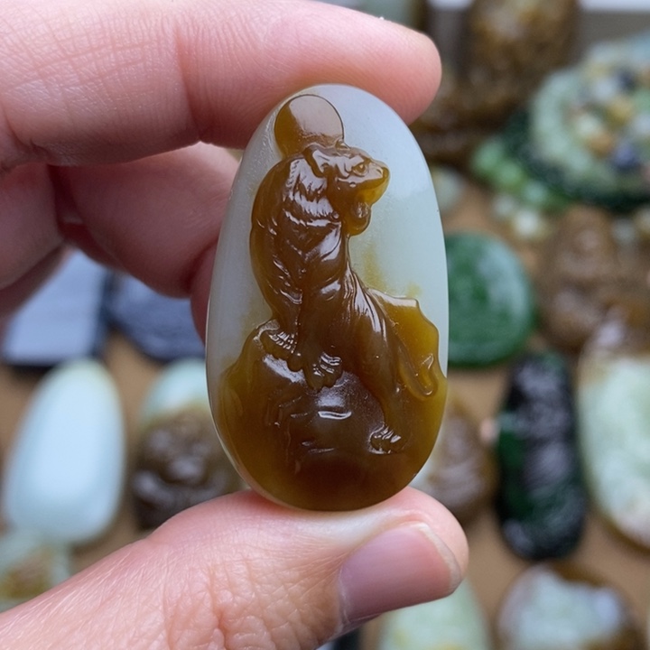 和田玉颈饰未镶嵌向*游