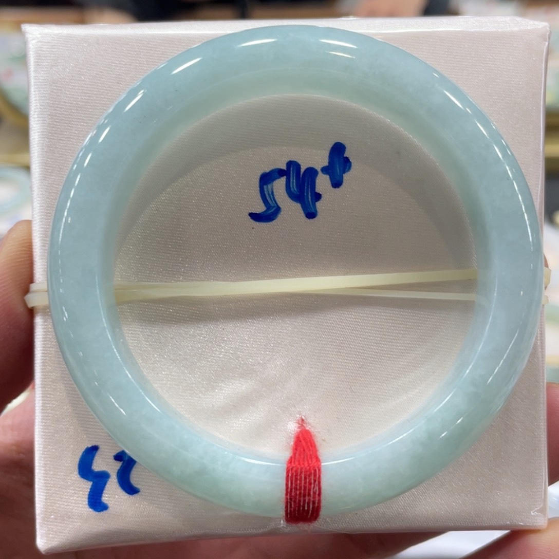 翡翠手镯未镶嵌翡翠手镯