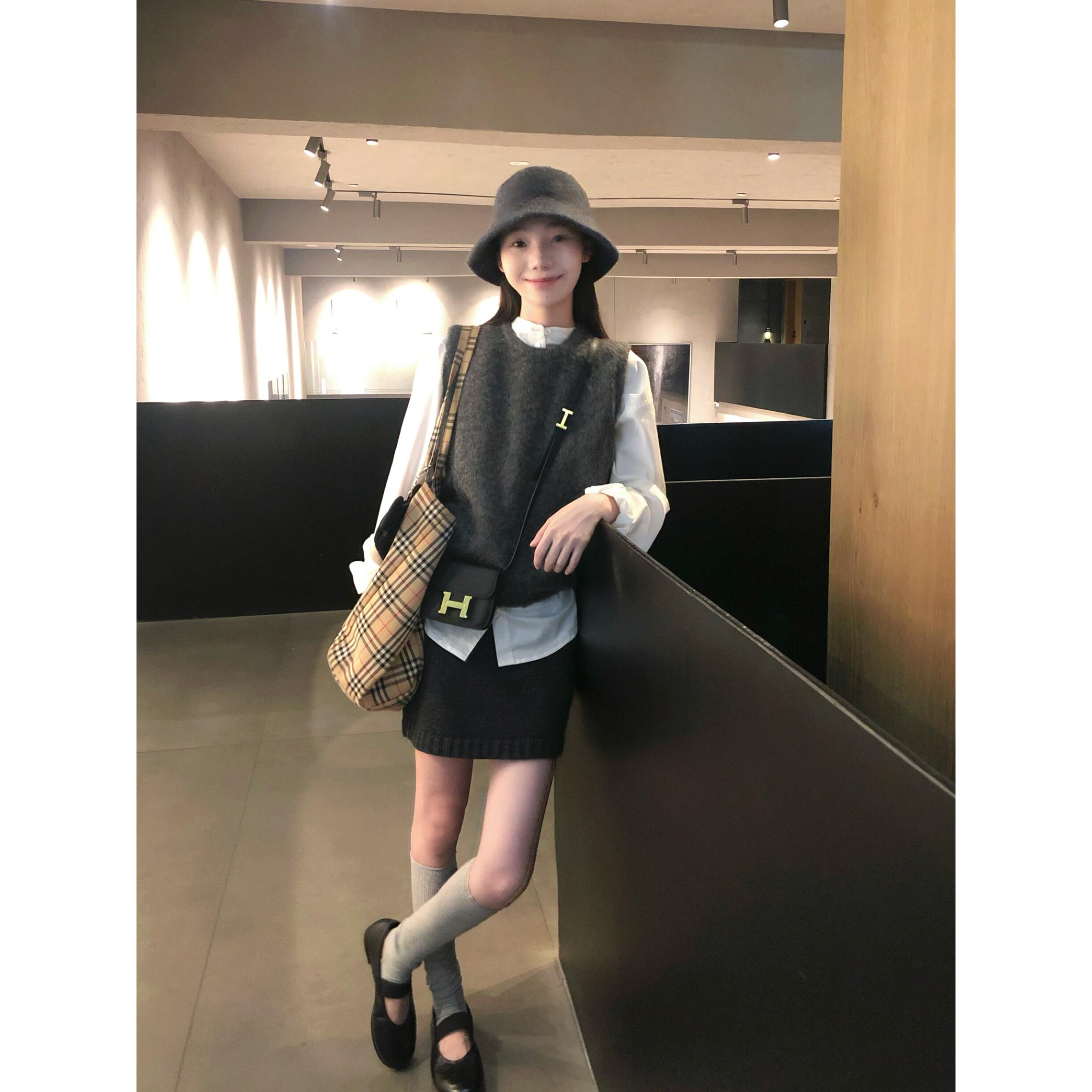 韩系学院风叠穿衬衫灰色背心马甲女2025秋季新款气质半身裙三件套