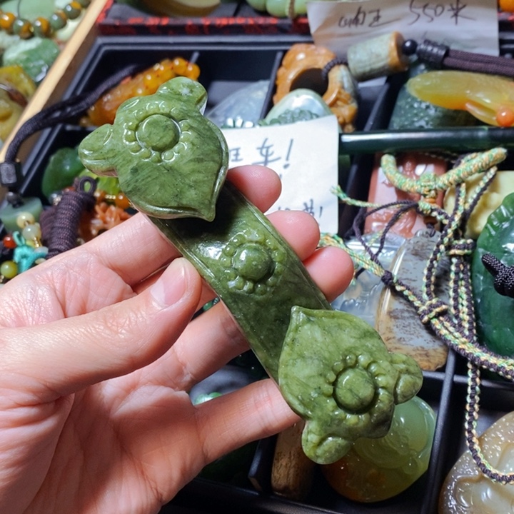 蛇纹石玉颈饰未镶嵌