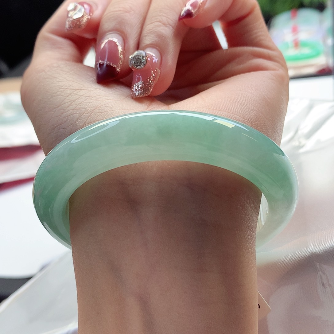 翡翠手镯未镶嵌55-56圈口满色满绿